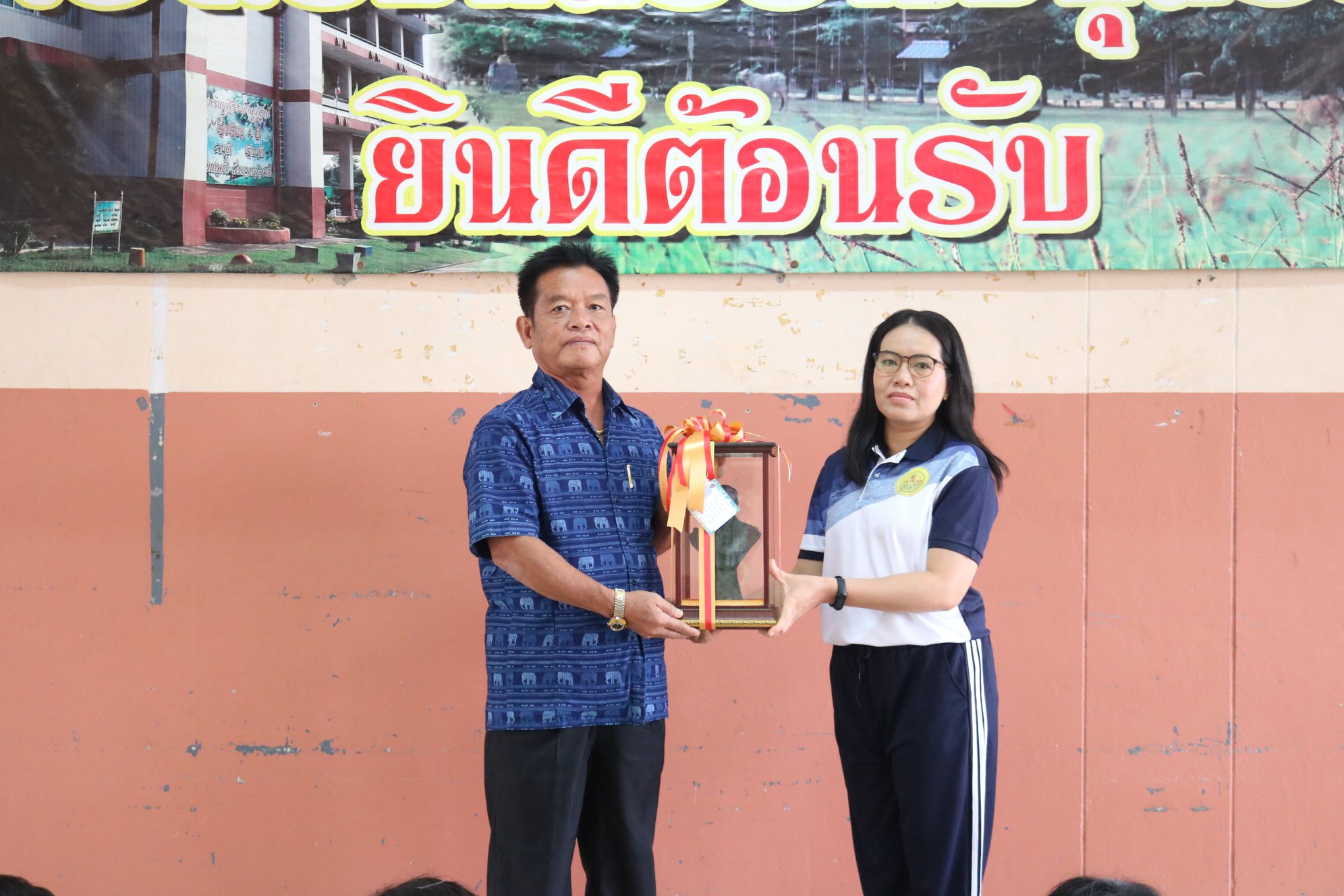 ท่านผู้อำนวยการคะนอง จันทรา  กล่าวลานักเรียน  ในโอกาสปฏิบัติหน้าที่รักษาการในตำแหน่งผู้อำนวยการโรงเรียนสิริราชอนุสรณ์สิ้นสุดลง