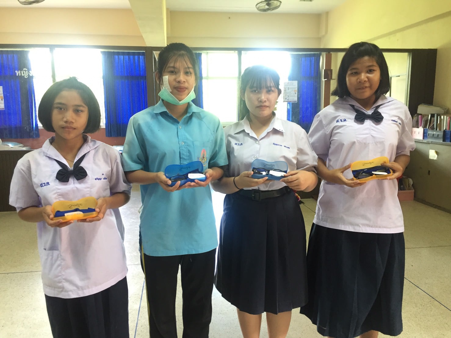 บริษัท อินฟินิตี้ เฮอ แคร์ จำกัด ได้มอบแว่นสายตา ให้กับนักเรียนที่มีปัญหาด้านสายตา